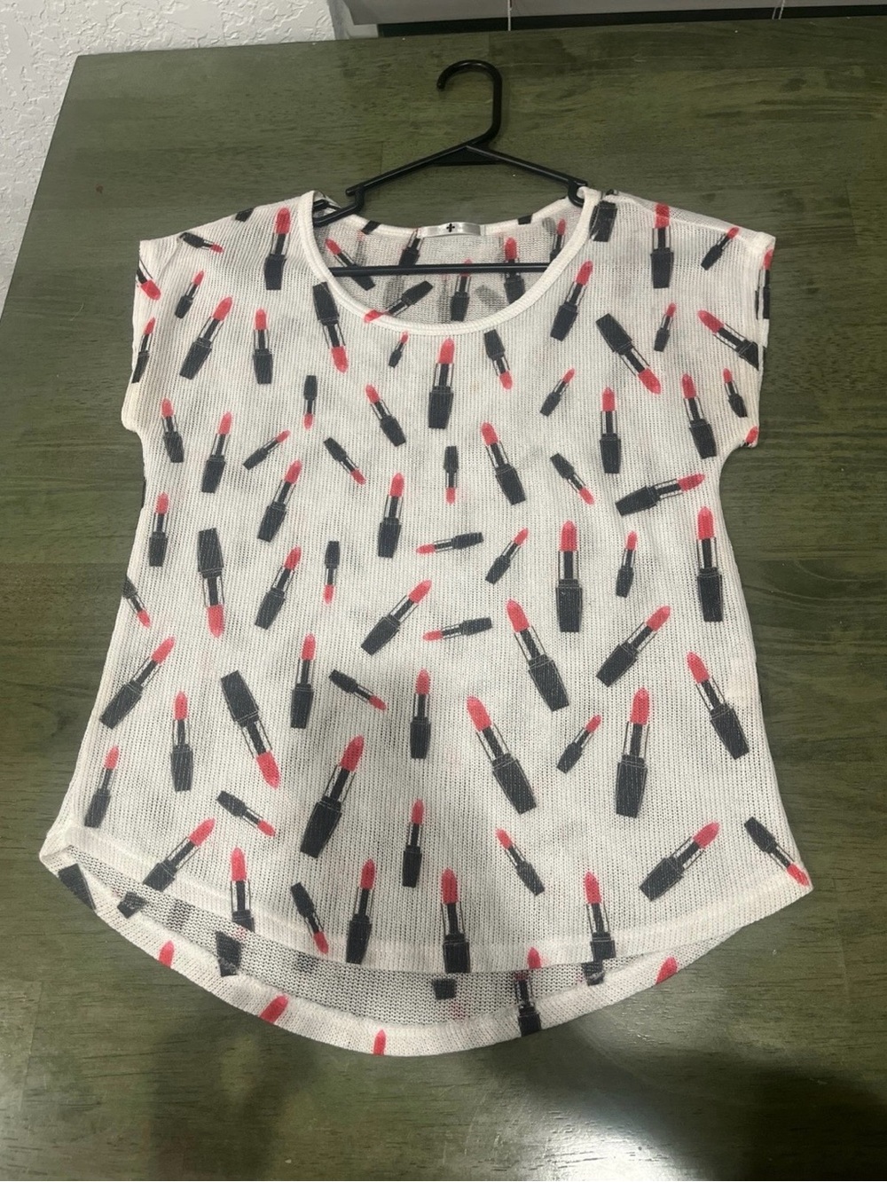 Women's White Lipstick Print Short Sleeve Top